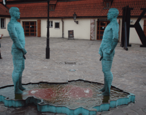 prague franz kafka museum david cerny -resize~franz-kafka-museum-fontana-na-dvore