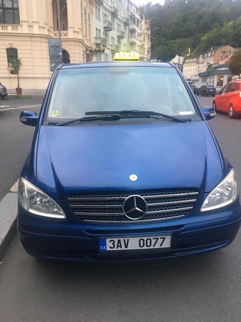 Mercedes Viano de CZtransfer con cartel de taxi