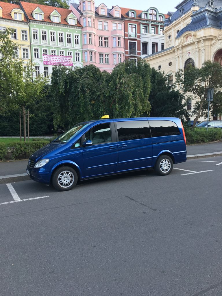Microbús de CZtransfer en el paseo de Karlovy Vary