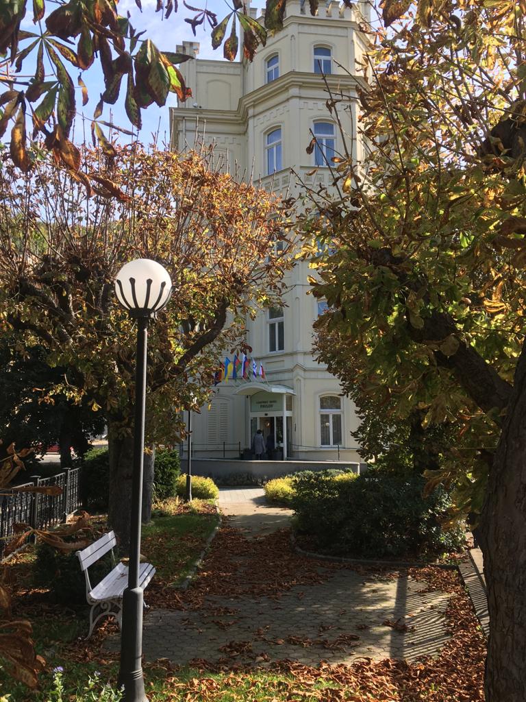 Hotel balneario de Karlovy Vary en otoño